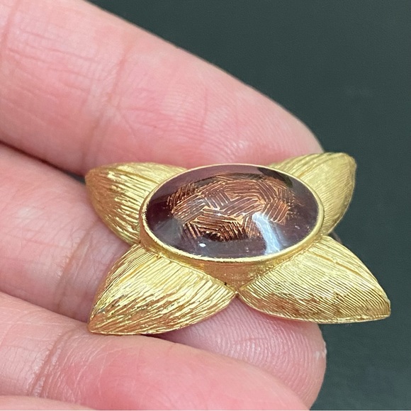 Vintage Unsigned Brown Oval Enamel Gold-tone Flower Post Earrings - Picture 6 of 10